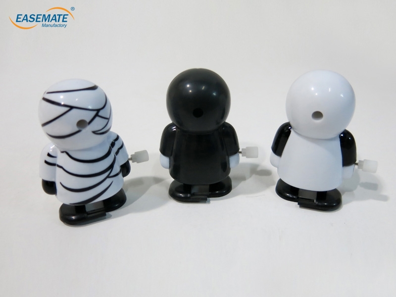 EB39820 - White ghost walking on the chain (3)